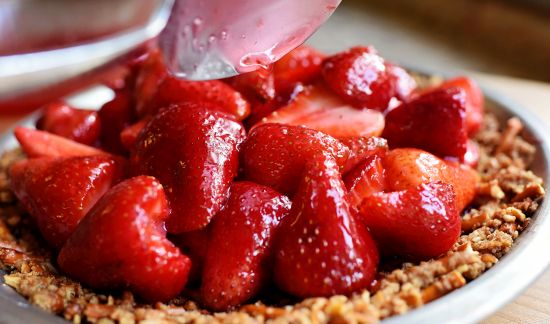 This is a quick no bake recipe for a strawberry tart which is gluten and wheat free and safe for the endometriosis diet